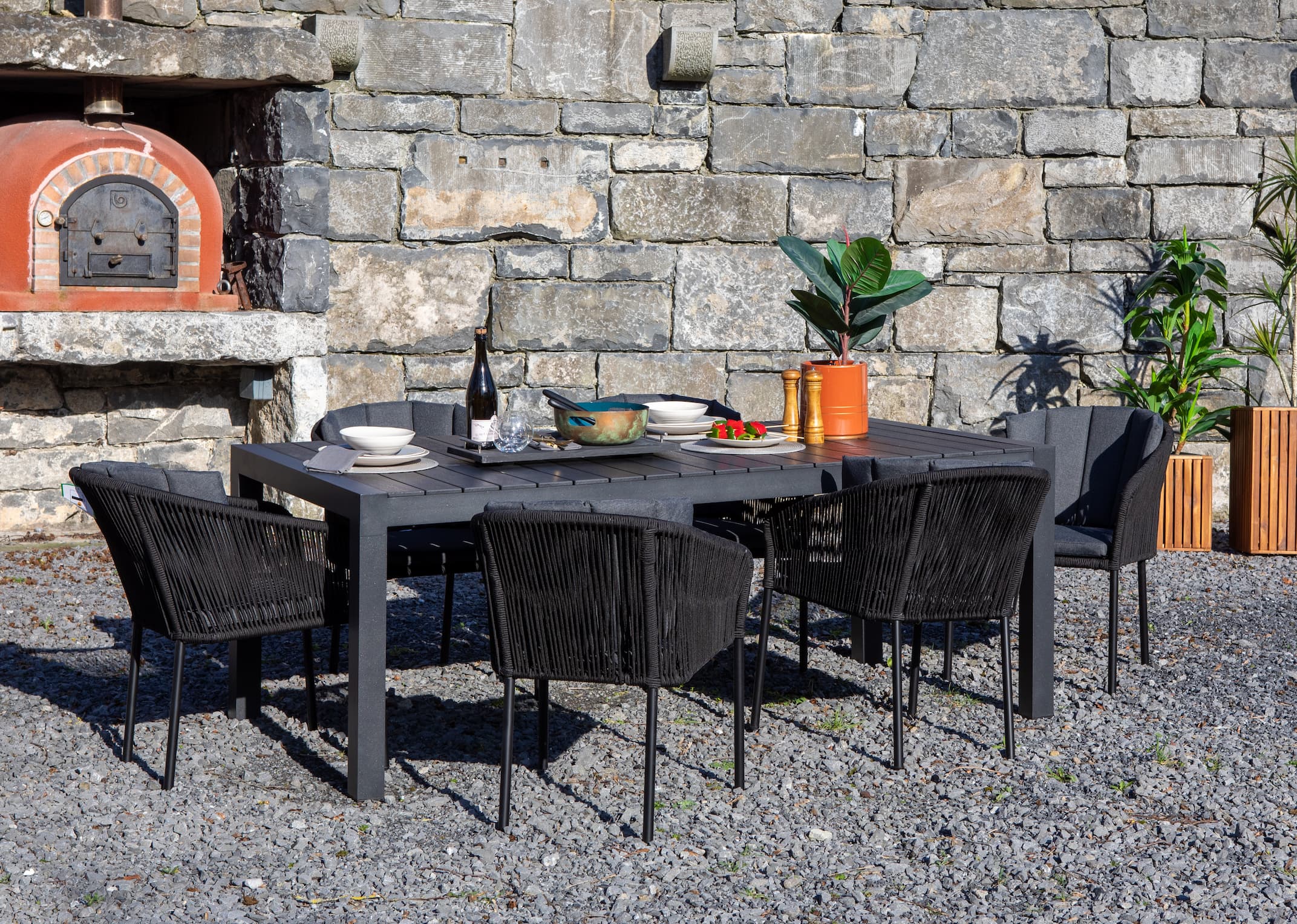 Extendable outdoor dining table and outlet chairs