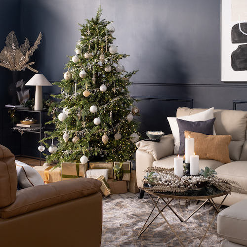 https://www.ezlivingfurniture.ie/media/wysiwyg/Blog_Media/Blogs_2023/August_2023/Ultimate_Guide_To_Christmas_Decorations/christmas_pearl_insta.jpg